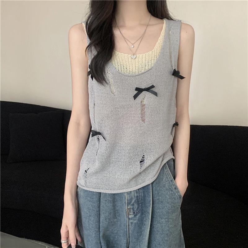 

Топ женский летний белый вязаный с вырезами, бантиком, рваный, двухслойный, уникального дизайна, нишевый, без рукавов с подвернутым краем L серый