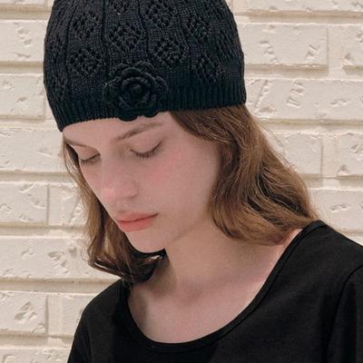 ROLAROLA CORSAGE KNIT BEANIE BLACK