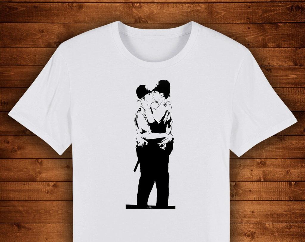 Banksy Police Officer Kissing Street Art / T Shirt Unique Design Street Wear Art Urban Graphic Tees Top