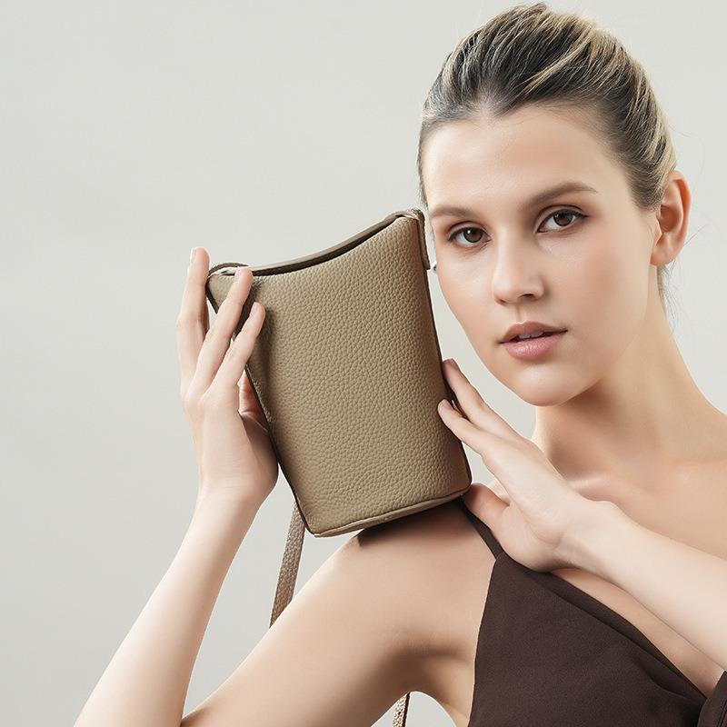 Niche exquisite leather small bag women's soft leather summer women's messenger bag first layer cowhide women's high-end mobile phone bag