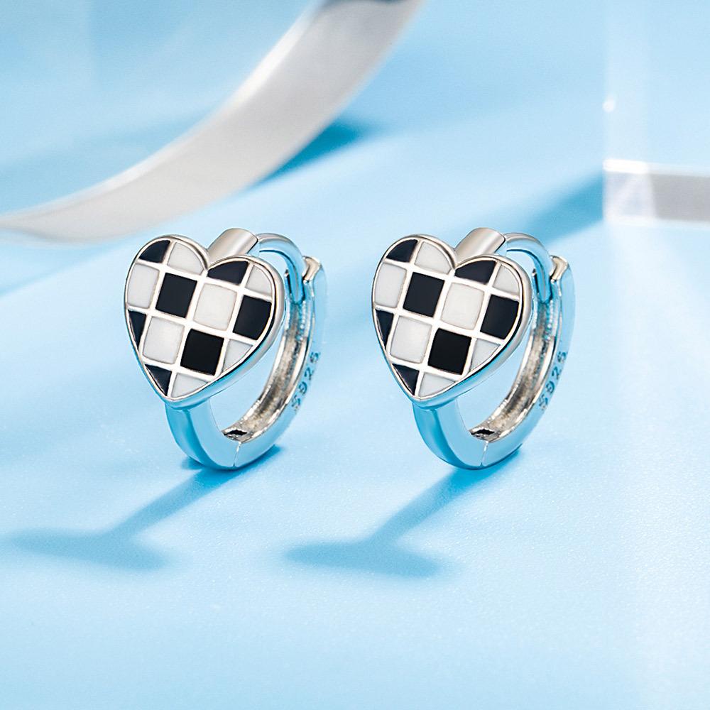 Chessboard Grid Love Earrings High -level Sensor Ear Buckle Black and White Plaid Tick Temperament Temperament