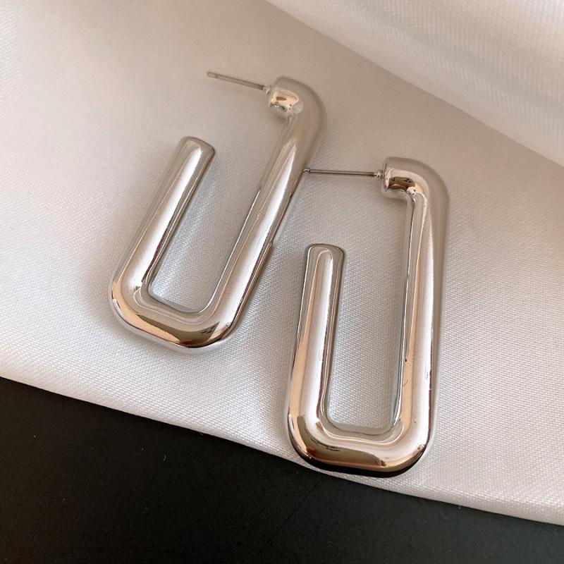 Stylish Irregular Three-Layer C-Shaped Earrings: European & American Metal Fashion Studs with a Luxurious High-End Appeal