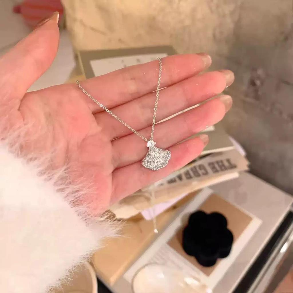 Elegant Fan-Shaped Pendant Necklace: Shiny, Fresh, Unique Clavicle Chain for Women – Versatile and High-End Accessory.