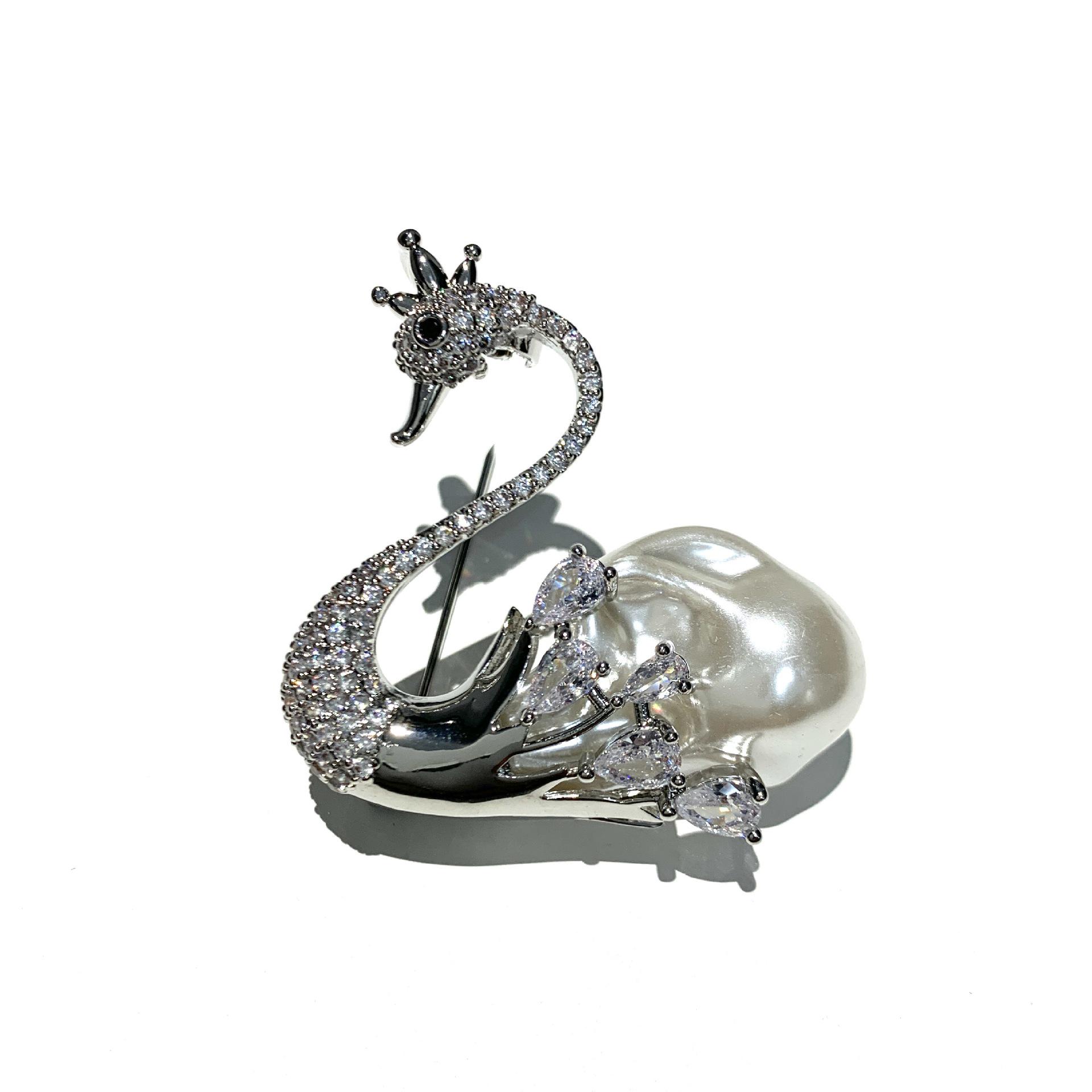 

Антикварна барокова срібна брошка-лебідь з прісноводними перлами
