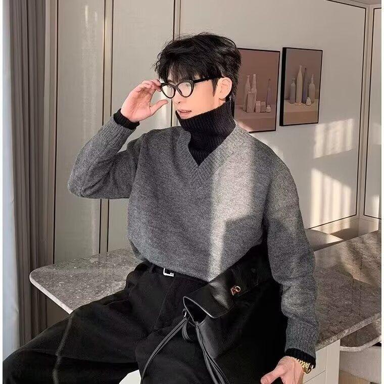 

Мужской свитер пуловер свободного кроя в корейском стиле с высоким воротником и эффектом двухслойности - Тренд начала осени M серый