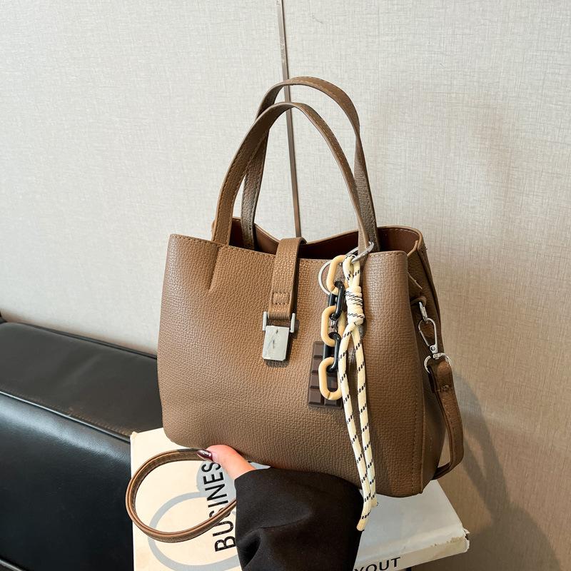 

Premium soft leather handbag commuter versatile bucket bag women s 2025 new shoulder messenger mother bag коричневый