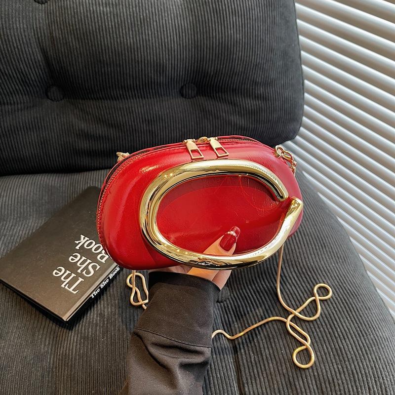 Retro metal chain bag 2026 new fashion pressed shell patent leather shoulder bag simple temperament women's messenger bag