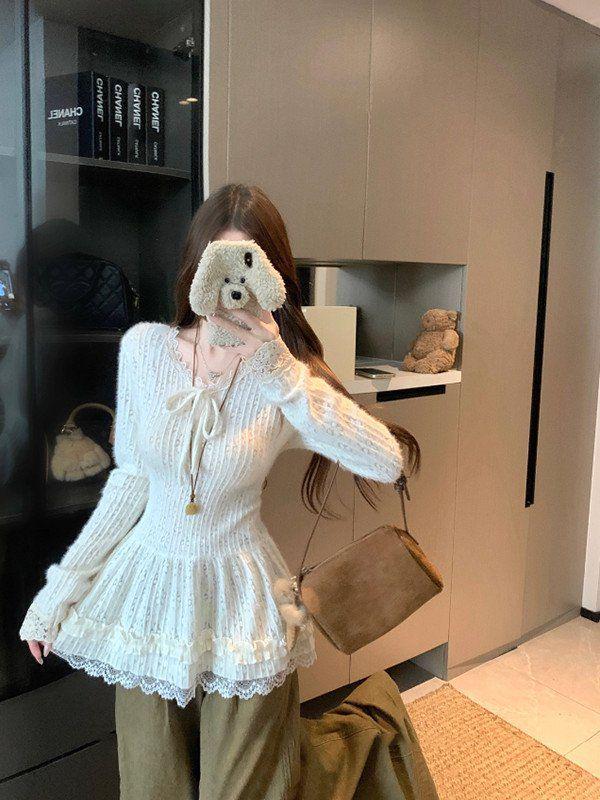 Korean Style Lace V-Neck Long-Sleeve Top for Women: Autumn/Winter Slimming Ballet Base Layer