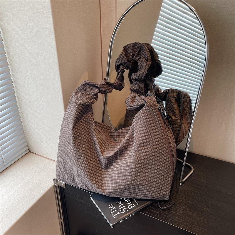 Modische Nischen-Umhängetasche Sommer neu große Kapazität einfache Umhängetasche Studenten-Freizeit-Unterarm-Tragetasche