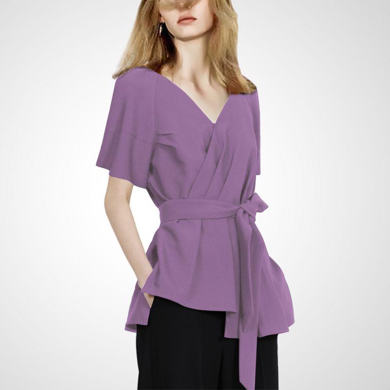 

2025 Новое поступление Летняя фиолетовая футболка с коротким рукавом Женская одежда Силуэт Стройнящая Элегантная Элегантность На шнуровке Короткий V-образный вырез Топы Purple M