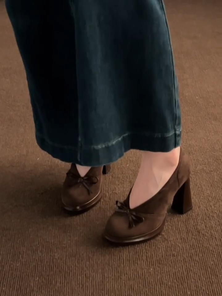 French gentle wind bow shallow mouth deep V high heels 2025 autumn new retro temperament versatile single shoes women.