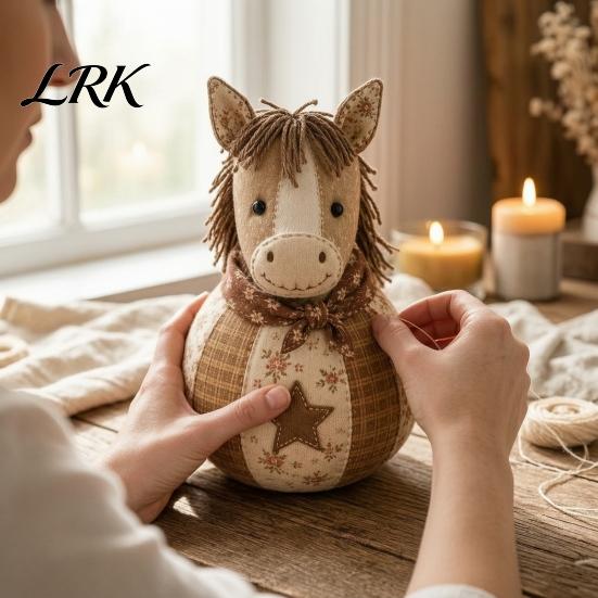 Kit di Assemblaggio Bambole Morbide Patchwork Natalizio Kit Fai da Te, Materiali per Cucito su Stoffa Artigianato di Babbo Natale con Cartamodelli Angelo Gnomo Animale Kit di Artigianato per Principianti,