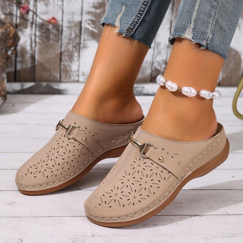 Ciabatte Comode da Donna - Scarpe Slip-On Zeppa con Intagli Floreali e Fibbia Metallica