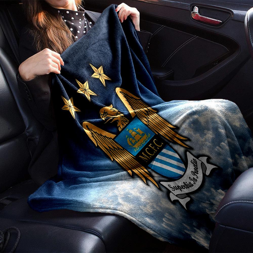 Fotbalová deka Manchester Crest z flanelu, měkký polyester, moderní design, celoroční pro kempování, cestování, dárky k svátkům nebo narozeninám