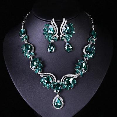Elegantes Set aus Halskette und Ohrringen mit Edelsteinen für Damen – modisches Brautbankett-Accessoire