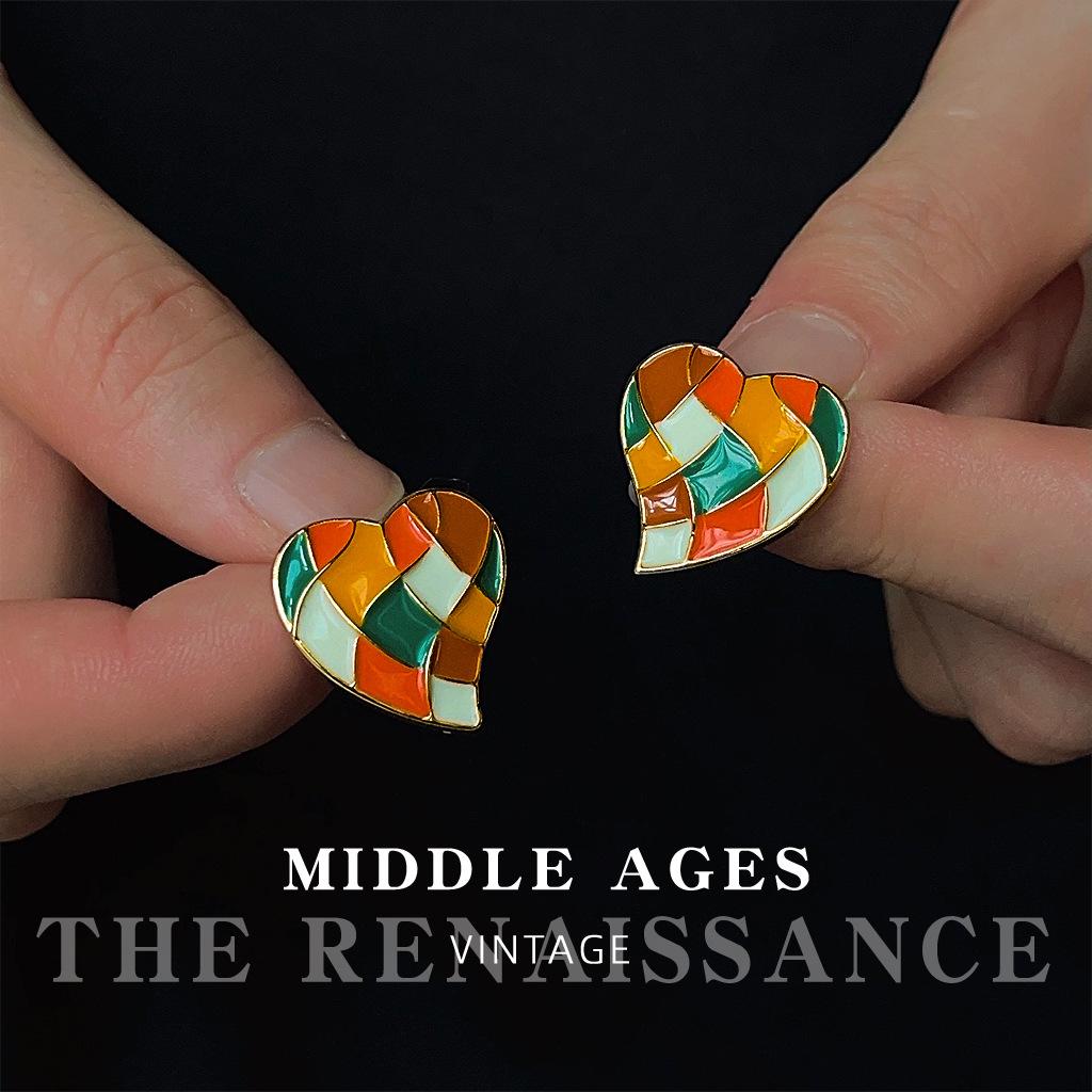 [Ренессанс] Эмалированные серьги-гвоздики с глазурью контрастного цвета в клетку с сердечками, нишевый дизайн, креативные цветные серьги для женщин