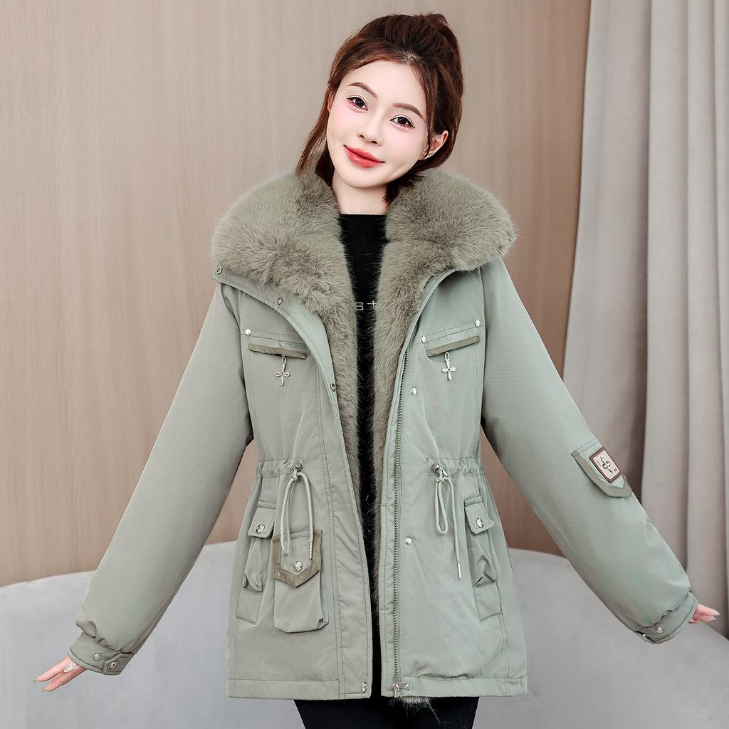 Autumn and winter new pie overcomes women's short style, large fur collar, waist closure tooling pocket, and a thickened coat.