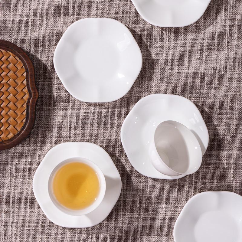 Luxuriöses unregelmäßiges Knochenporzellan-Tassen- & Untertassen-Set mit Gebäckschale in Reinweiß