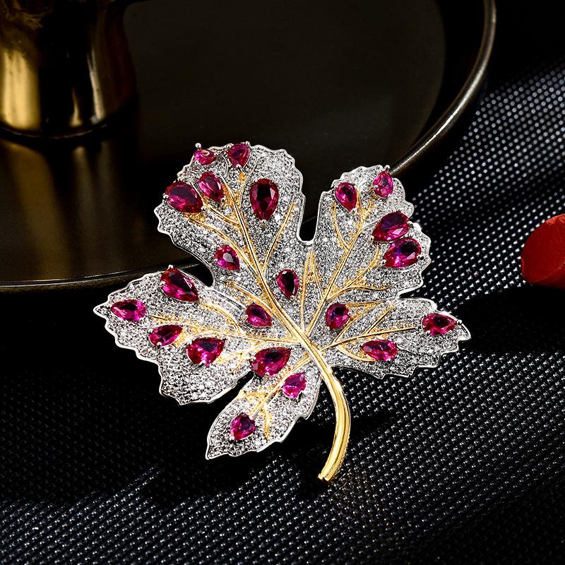 Full of diamonds retro British design sense maple brooch temperament suit accessories exquisite leaves high-end