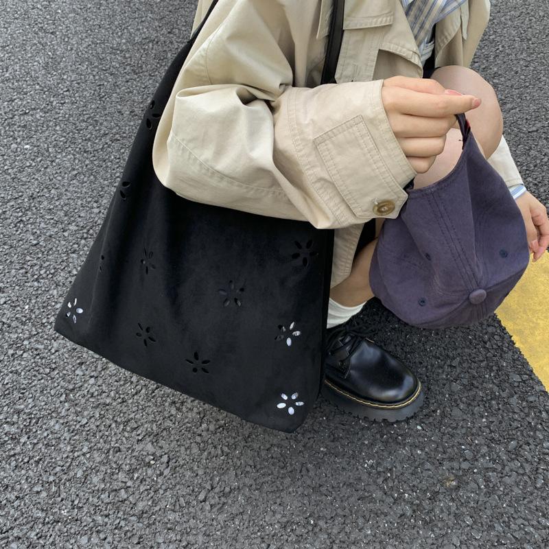 Herbst und Winter Wildleder Mode hohles graviertes Design lässiger Stil Persönlichkeit vielseitige Mode Schulter Achseltasche