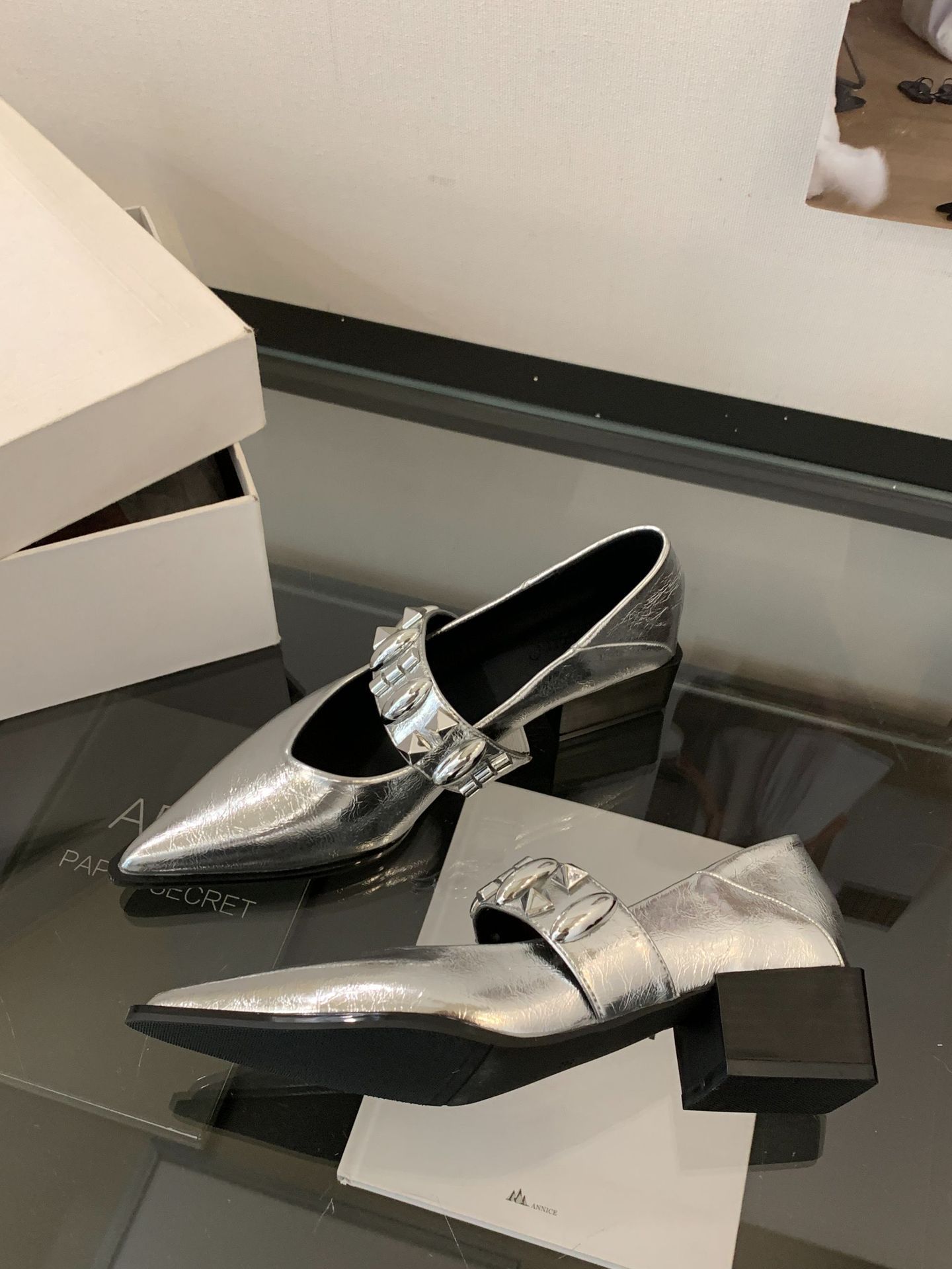 

2025 autumn pointed temperament high heels women s pointed black single shoes rhinestone one-word buckle shallow mouth Mary Jane shoes 39 серебряный