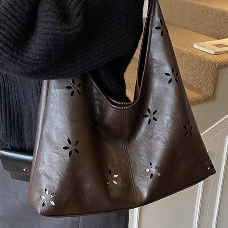 Large Capacity Underarm Bag Women's 2025 Autumn New Hollow Shoulder Women's Bag Fashion Underarm Bag Commuter Tote Bag