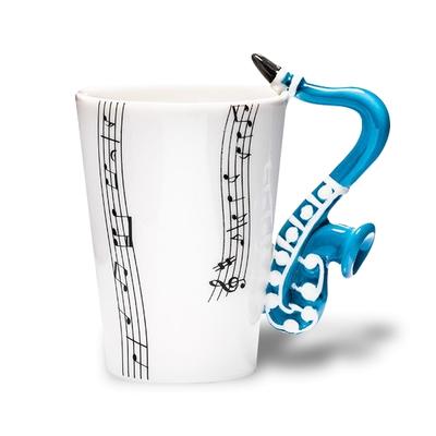 Taza blanca con partituras musicales y asa de saxofón de cerámica