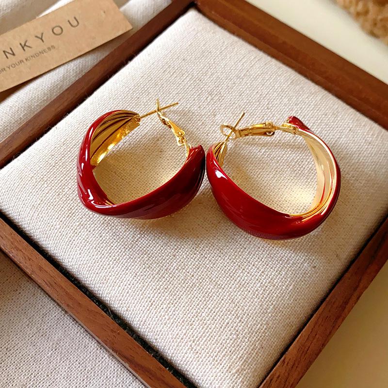 Boucles d'oreilles créoles Ankara Red Silver Needle Drip Oil: Style Rétro Hong Kongais pour Femmes, Polyvalent, avec un Design Unique.