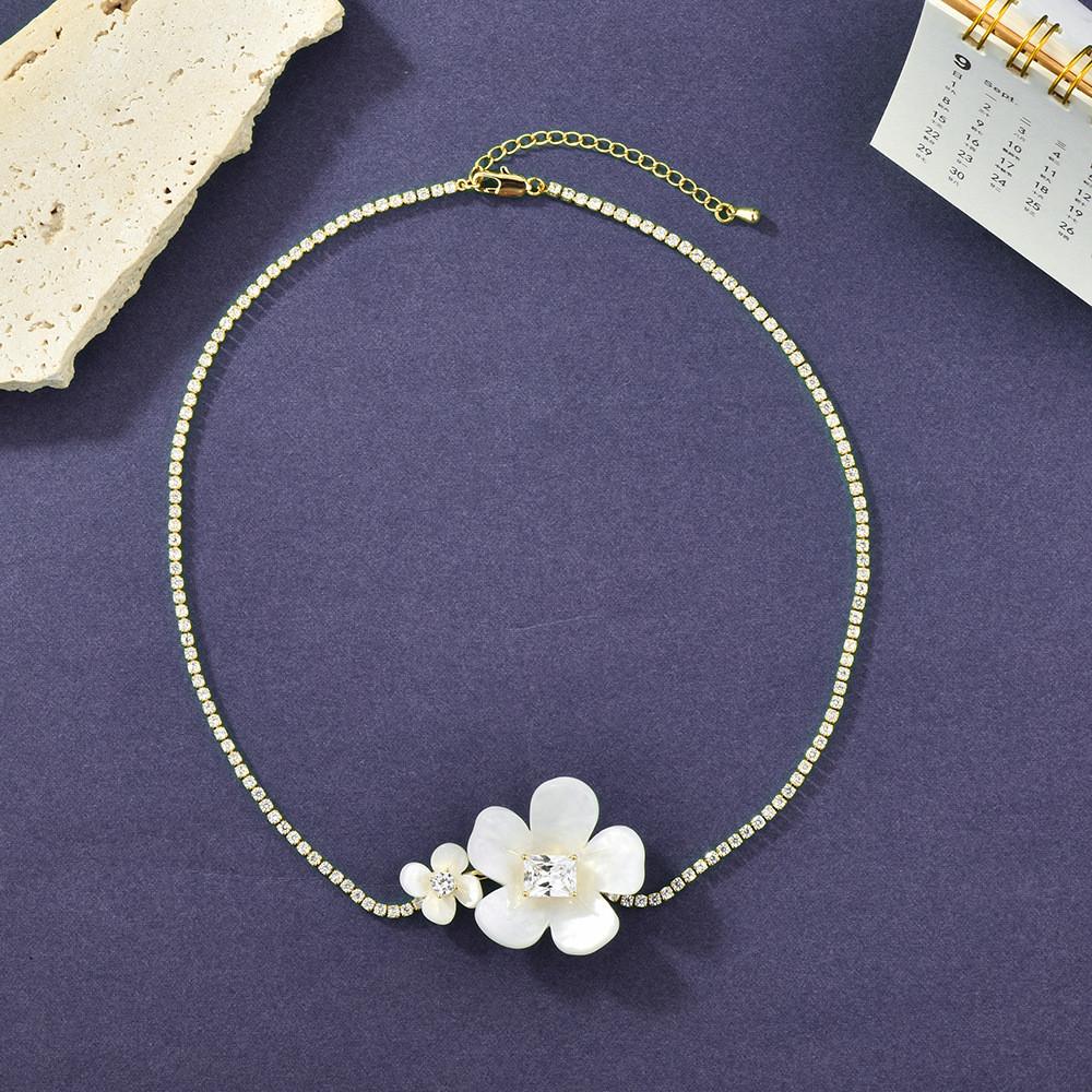 Elegant Floral Cluster Necklace For Women With Stylish Gold And Silver Accents