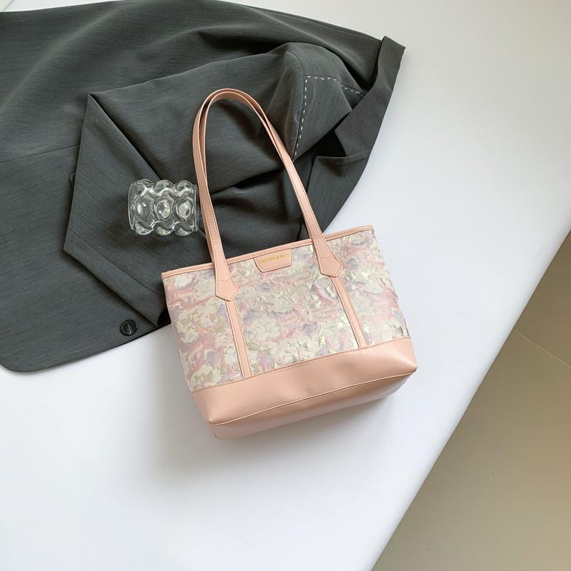 Fashionable Women's Large Capacity Tote Bag Chic Street Style Perfect For Daily Commuting