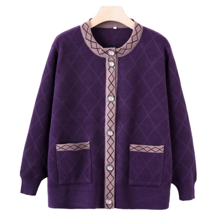 Matky středního věku a starší nosí jarní a podzimní svetrové bundy, starší oblečení, stará paní, babička, podzimní kardiganový svetr