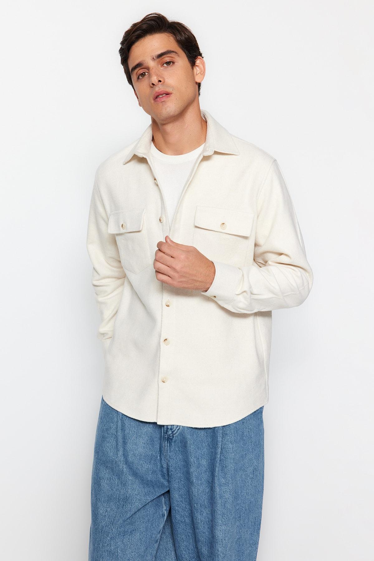 

Мужская плотная зимняя рубашка стандартного кроя цвета экрю..