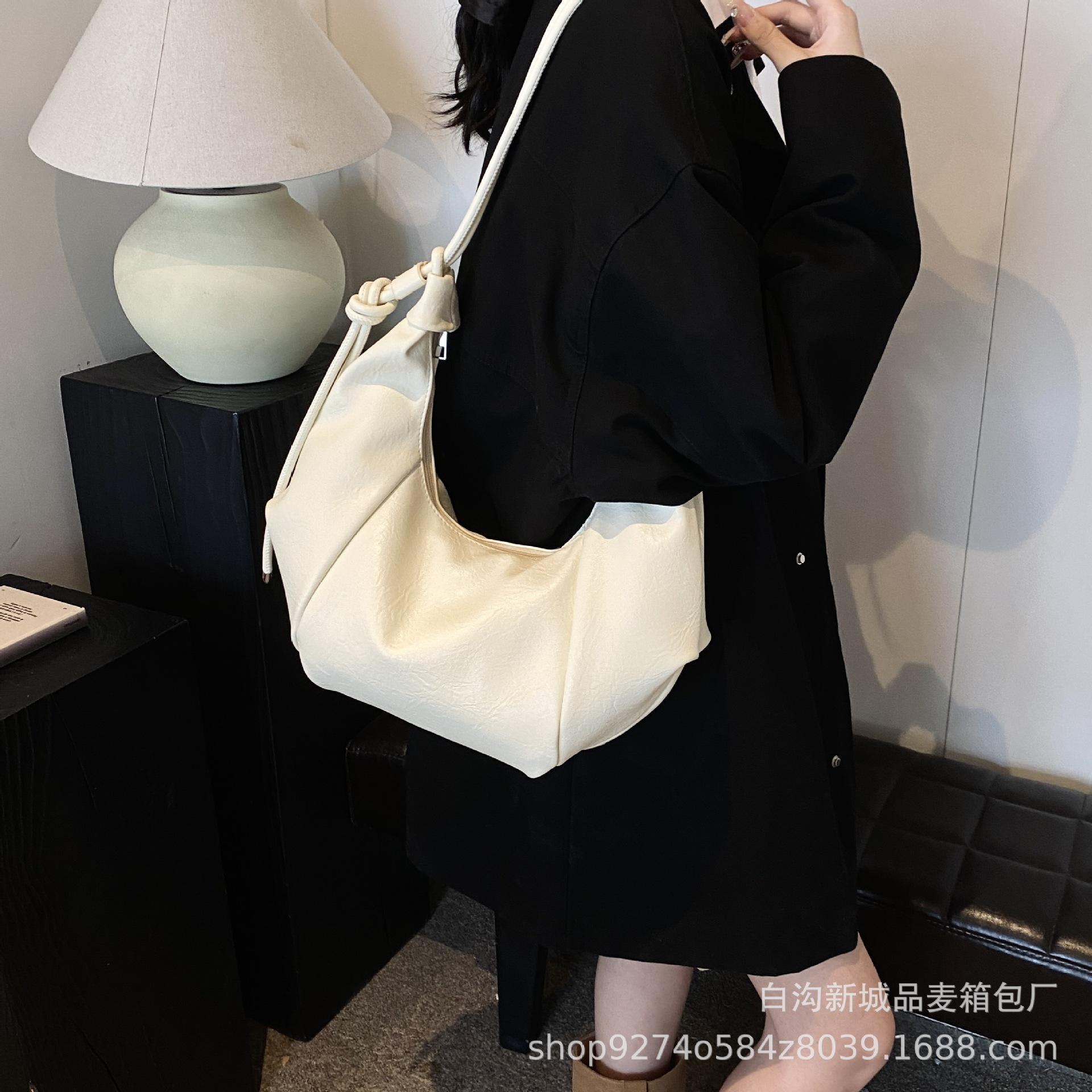 

Korean versatile large-capacity retro soft leather pleated dumpling bag lazy style casual explosion shoulder messenger bag