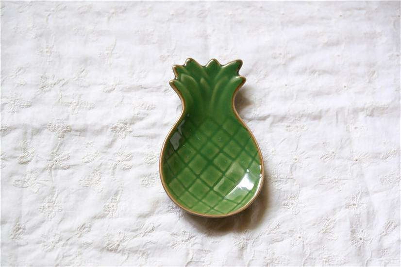 

Leaf Ceramic Plate: Versatile for Snacks, Salads, Desserts, and Dining Table Decor