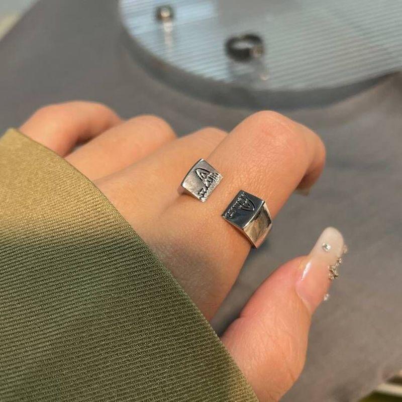 Pierścionek logo Saturn wygrawerowany vintage pierścionek vintage hip hop męski damski niszowy niepopularny modny mężczyzna ulica crack