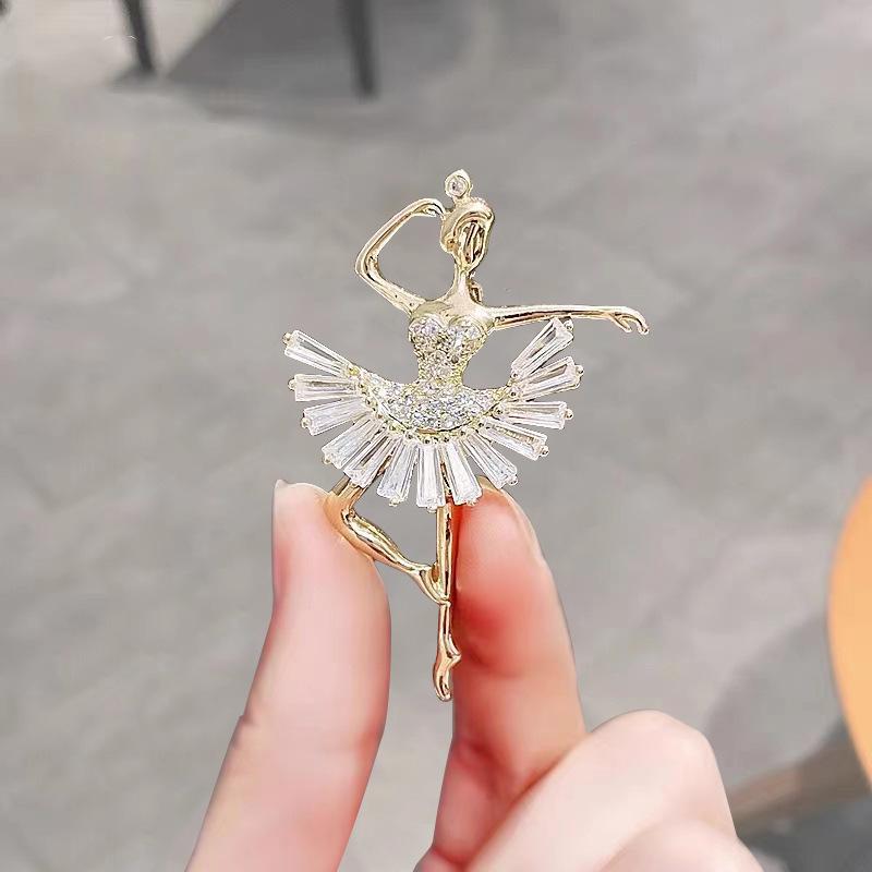 Elegante Kristall-Schmetterlingsbrosche - Funkelnde Damenmode-Anstecknadel für leichten Luxus-Anzug