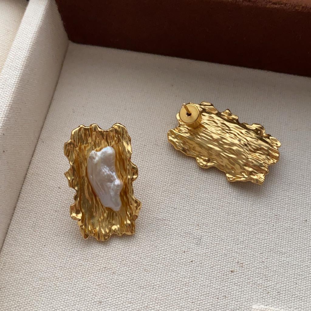 Three-dimensional Retro Pleated Metal Stud Earrings Baroque Pearl Earrings with Unique Temperament Earrings