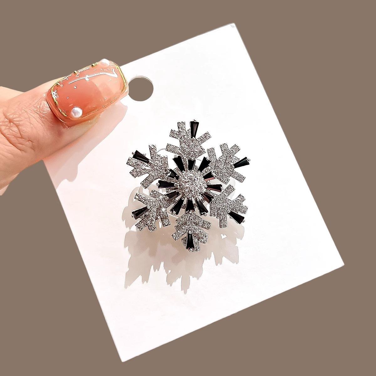 

Luxury Creative Full Inlay 5A Zircon Rotating Snowflake Brooch for Women Trendy High-end Pin Corsage Suits Accessories Zircon чорний