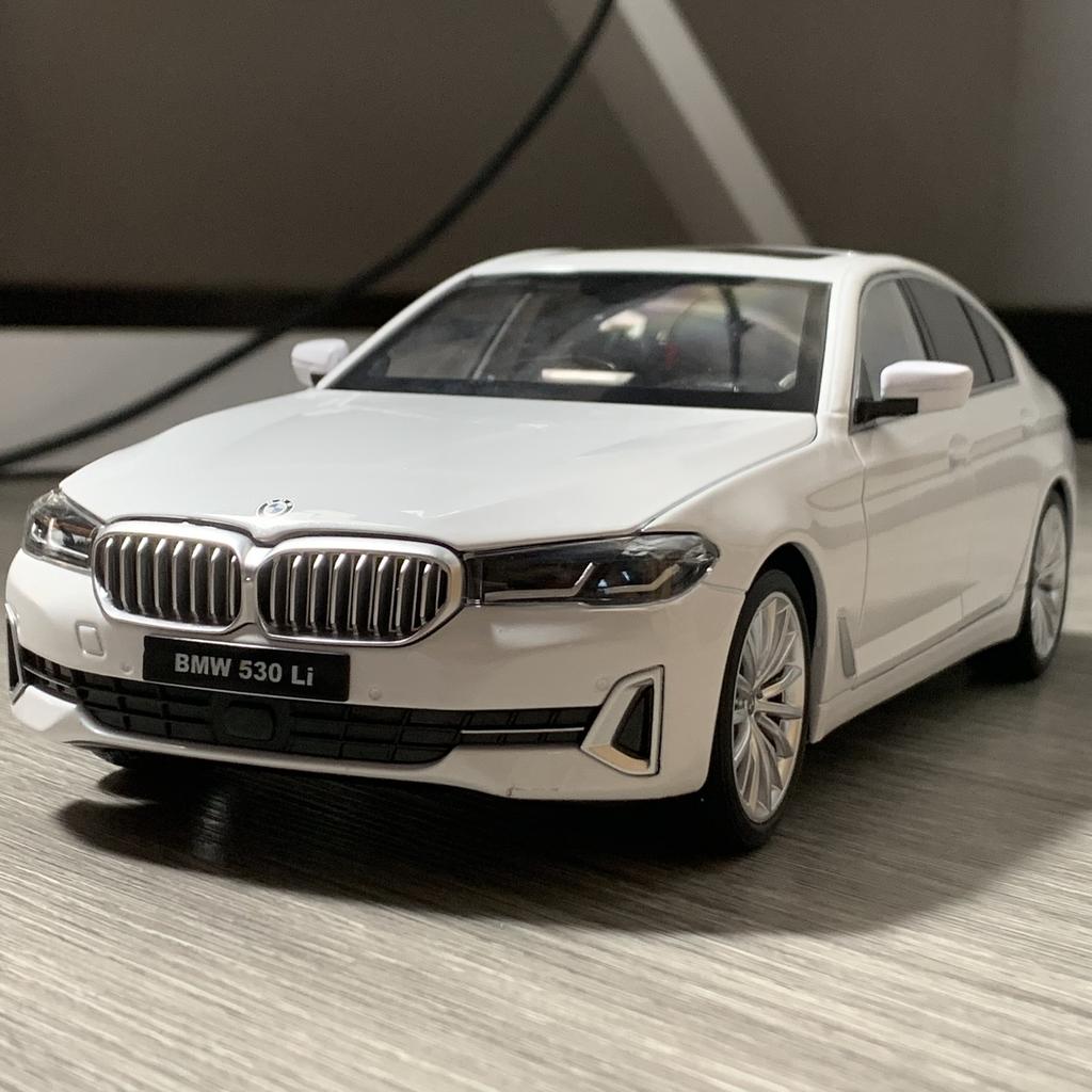 1:18 BMW 530Li Großes Luxus-Legierungsmetall-Druckgussmodellautos Hohe Simulation Dekorative Ausstellungsstücke Geburtstagsgeschenk Freund
