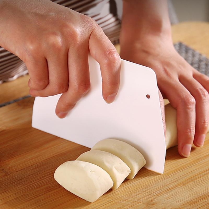 Plastic Flour Scrapers Scraper Baking Tools Dough Knife Cutters Flour Scraper Intestine Flour Scraper 2 Colors to Choose