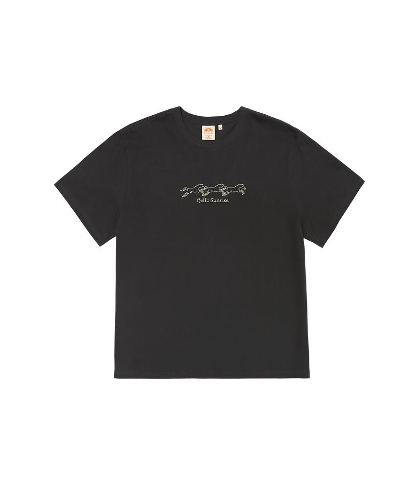 HELLO SUNRISE Hs Traveling Horse Tee_Charcoal
