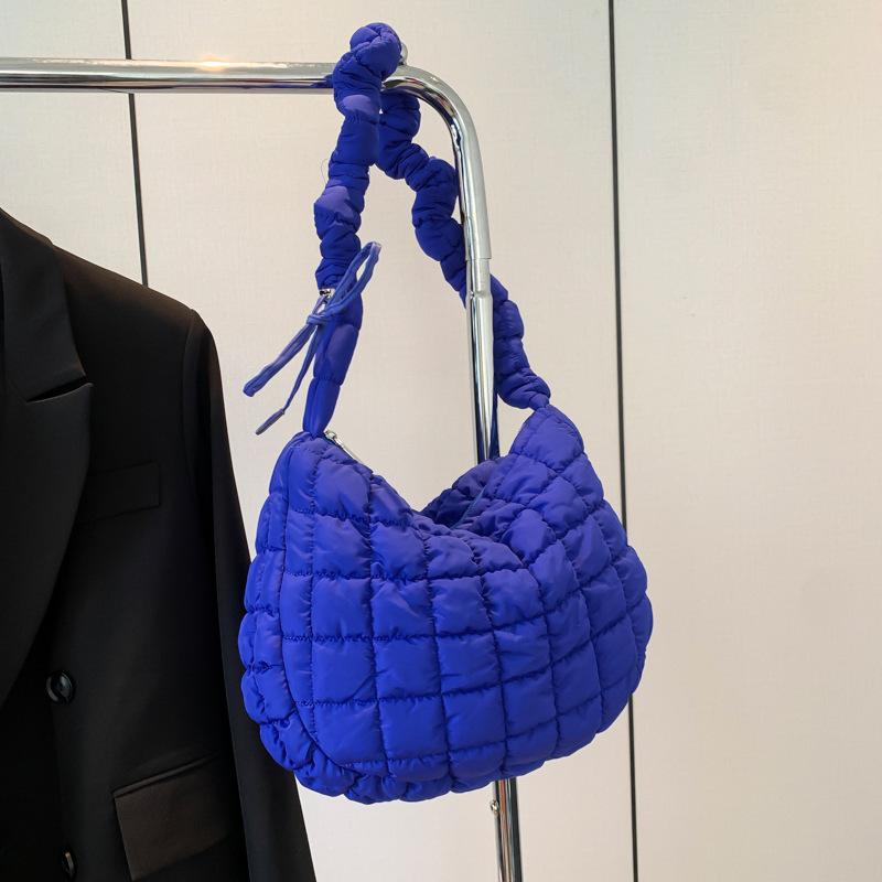 2025 neue koreanische gefaltete Wolken-Tasche Damen-Umhänge-Messenger-Tasche Mode Daunenbaumwollkleidung Achselhöhlen-Knödel-Tasche