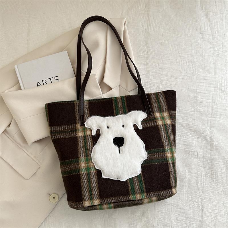 

Корейская версия большой вместимости, высокая ценность, сумка-тоут, 2025 новинка, шерстяная клетка, плюшевая собака, повседневная модная сумка на плечо