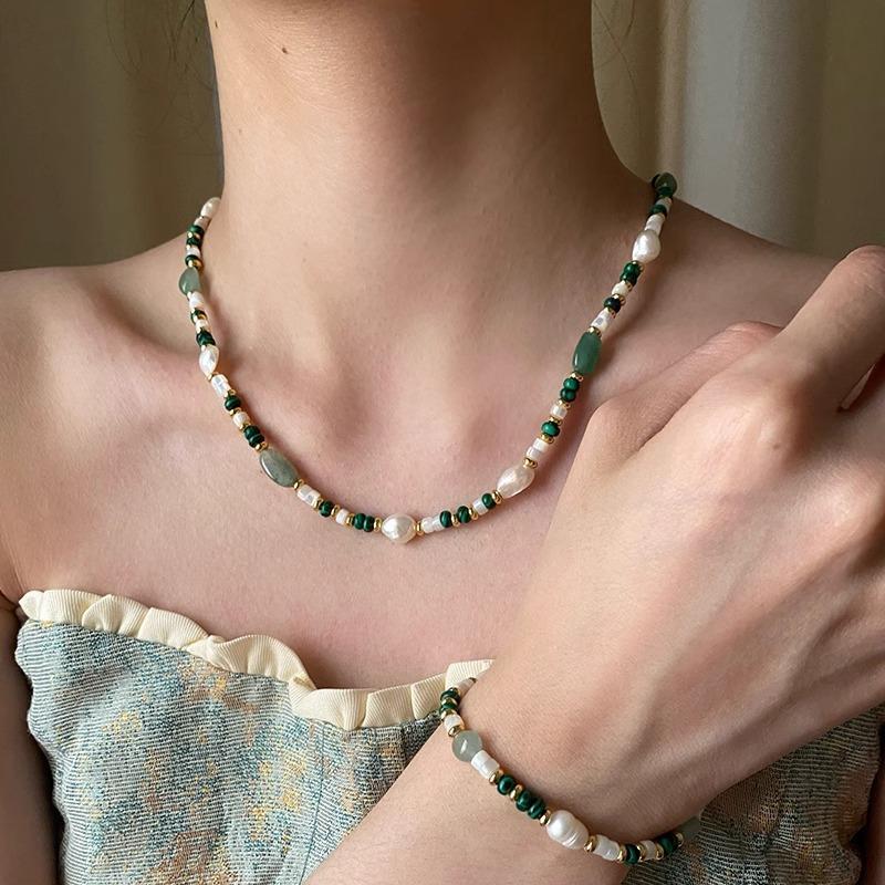 Green Dongling dopamine-inspired freshwater pearl necklace, a stylish and trendy green peacock agate beaded choker for summer