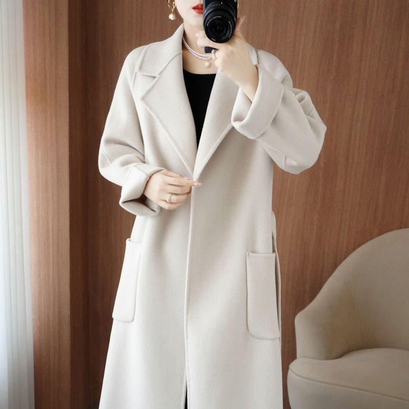 Damkappa i mellanlängd i dubbelsidigt ulltyg: Smalnande fransk & koreansk Hepburn-stil vinterklädsel