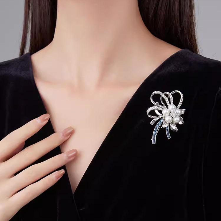 Flower crown pearl brooch high-end women's exquisite flower brooch design sense luxury pin elegant suit accessories