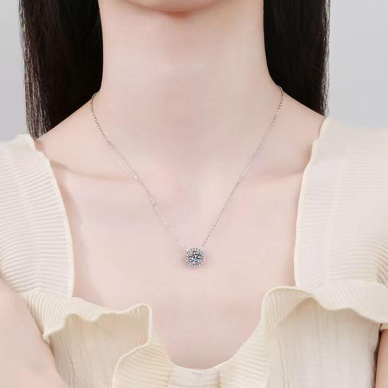 Korean Style Zircon Clavicle Necklace with Round Diamond Pendant