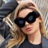 Occhiali da sole invernali netti in peluche rossi dello stesso stile Occhiali da sole Cat Eye alla moda da donna Occhiali da sole Tiktok transfrontalieri da donna in Europa e America