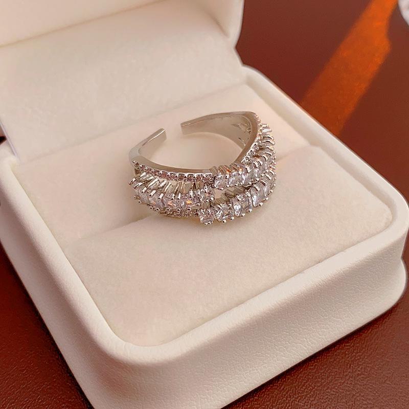 

Открытое кольцо с каплей циркония: Шикарный и легкий изысканный многослойный дизайн, идеально подходящий для универсальной моды высокого класса. Ring-Cross