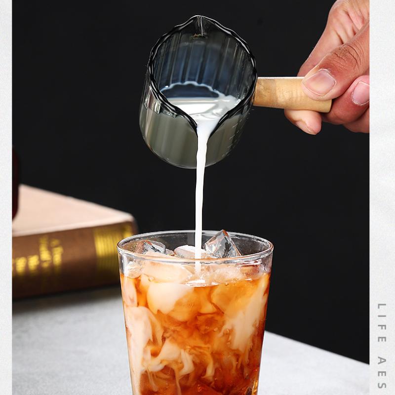 Skleněný hrnek na kávu, mini konvice na mléko, konvice na espresso, vařič čaje, kávovar, dřevěná rukojeť, měřicí nástroje, kuchyňské doplňky do domácnosti